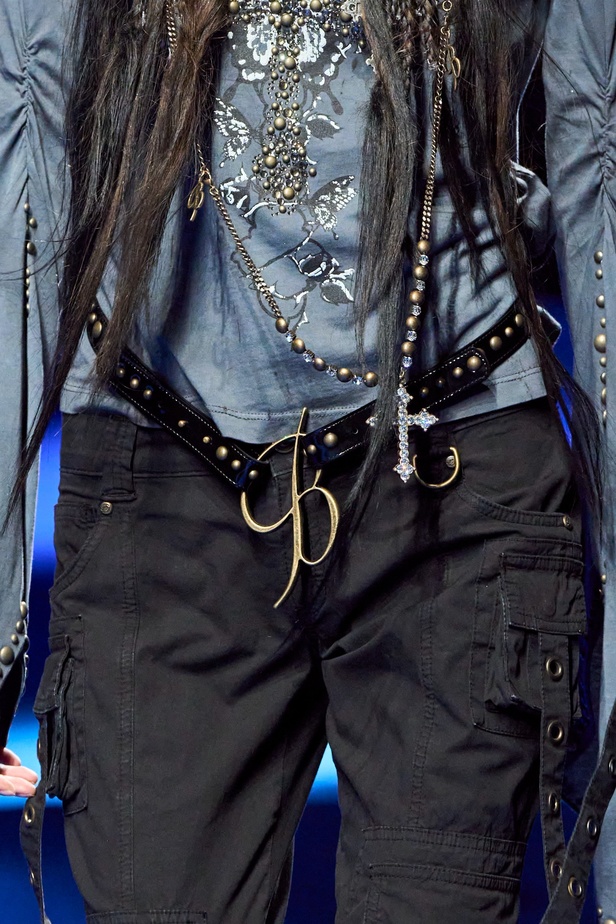 عرض أزياء Blumarine لربيع وصيف 2023 بوحي من حورية البحر     