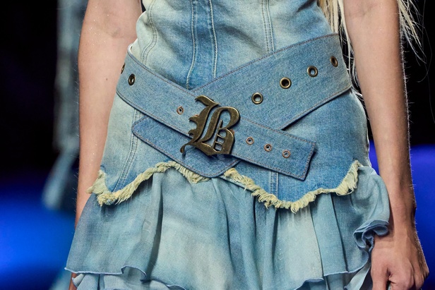 عرض أزياء Blumarine لربيع وصيف 2023 بوحي من حورية البحر     