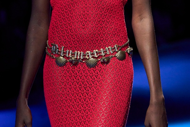 عرض أزياء Blumarine لربيع وصيف 2023 بوحي من حورية البحر     