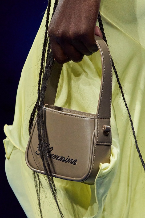 عرض أزياء Blumarine لربيع وصيف 2023 بوحي من حورية البحر     