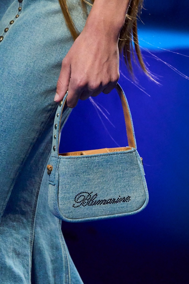 عرض أزياء Blumarine لربيع وصيف 2023 بوحي من حورية البحر     