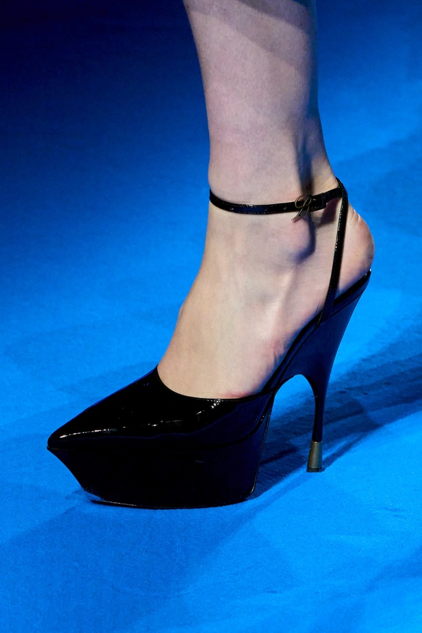 عرض أزياء Blumarine لربيع وصيف 2023 بوحي من حورية البحر     