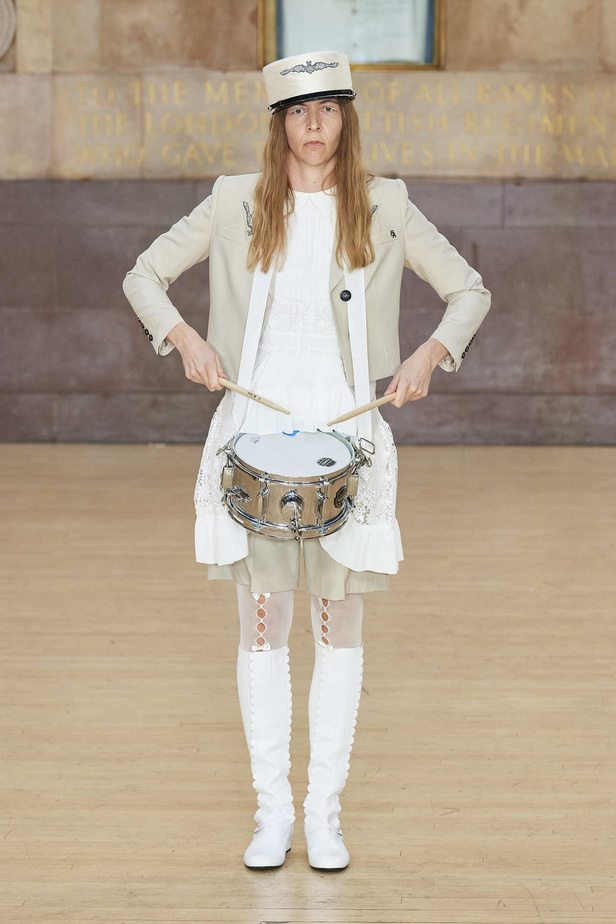 تحية للملكة ورسائل قوّة في عرض Bora Aksu ضمن أسبوع الموضة اللندني