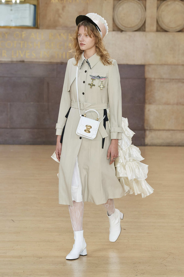 تحية للملكة ورسائل قوّة في عرض Bora Aksu ضمن أسبوع الموضة اللندني