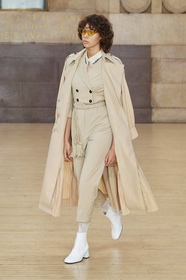 تحية للملكة ورسائل قوّة في عرض Bora Aksu ضمن أسبوع الموضة اللندني