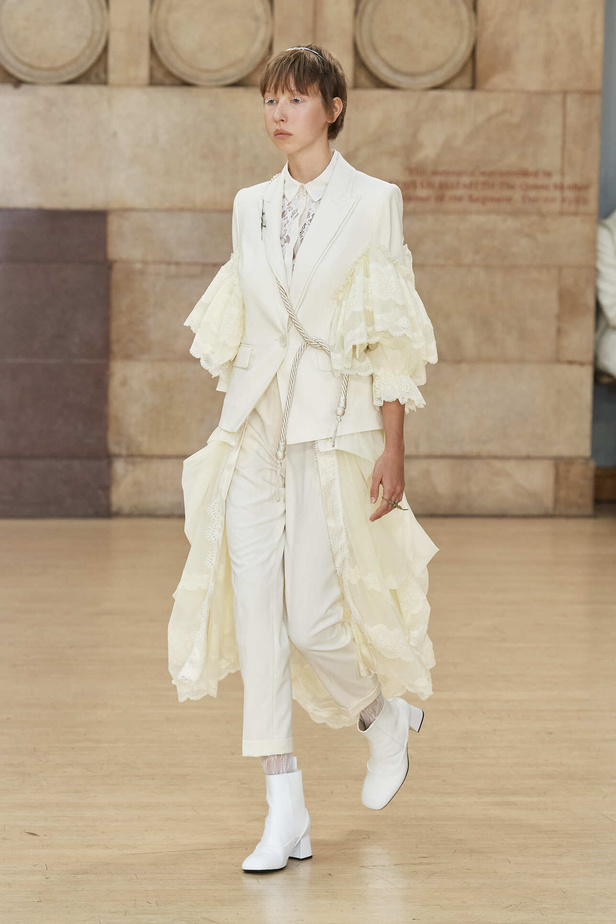 تحية للملكة ورسائل قوّة في عرض Bora Aksu ضمن أسبوع الموضة اللندني