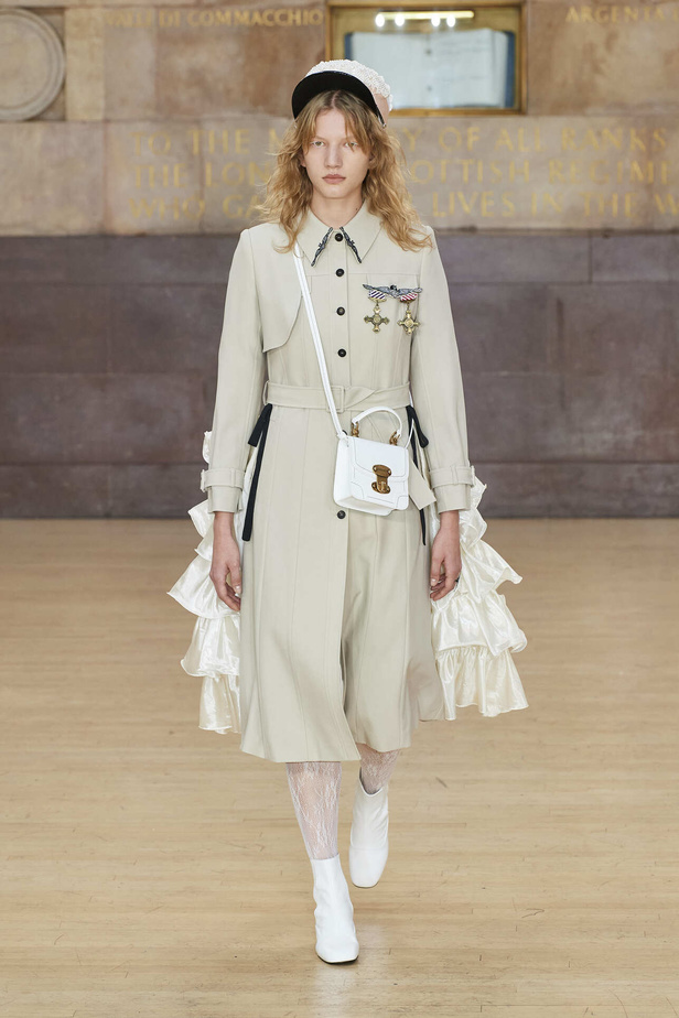 تحية للملكة ورسائل قوّة في عرض Bora Aksu ضمن أسبوع الموضة اللندني