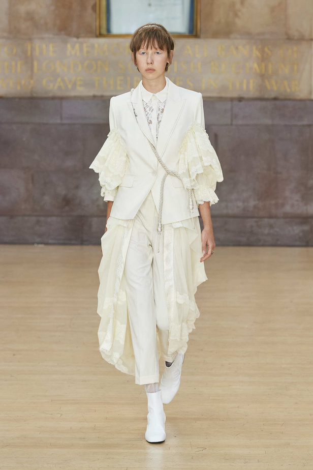 تحية للملكة ورسائل قوّة في عرض Bora Aksu ضمن أسبوع الموضة اللندني