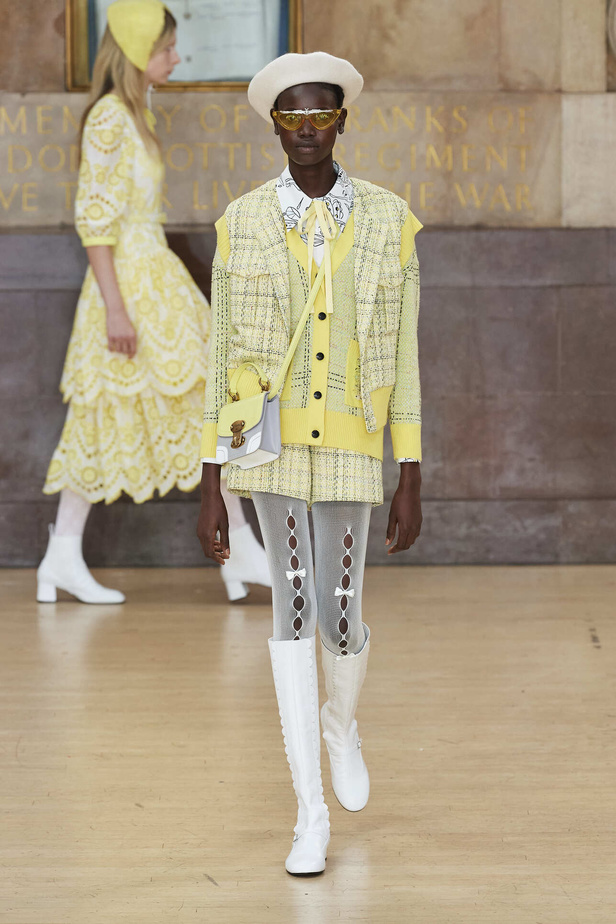 تحية للملكة ورسائل قوّة في عرض Bora Aksu ضمن أسبوع الموضة اللندني