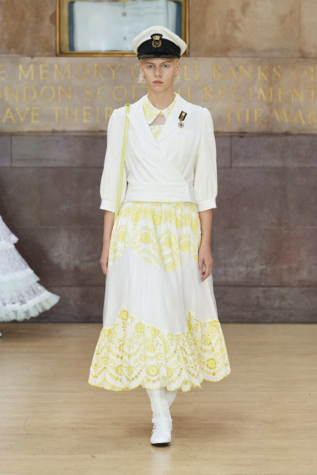 تحية للملكة ورسائل قوّة في عرض Bora Aksu ضمن أسبوع الموضة اللندني