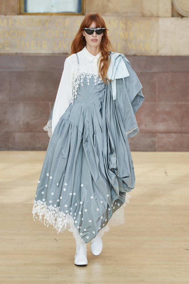 تحية للملكة ورسائل قوّة في عرض Bora Aksu ضمن أسبوع الموضة اللندني