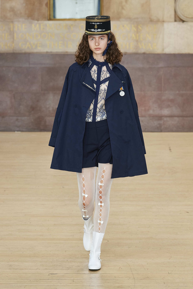 تحية للملكة ورسائل قوّة في عرض Bora Aksu ضمن أسبوع الموضة اللندني