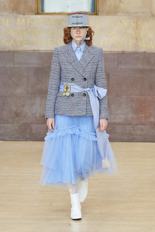 تحية للملكة ورسائل قوّة في عرض Bora Aksu ضمن أسبوع الموضة اللندني