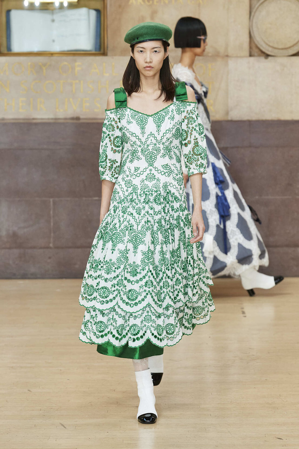 تحية للملكة ورسائل قوّة في عرض Bora Aksu ضمن أسبوع الموضة اللندني