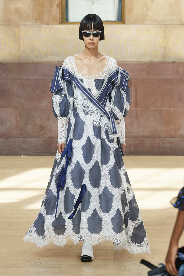 تحية للملكة ورسائل قوّة في عرض Bora Aksu ضمن أسبوع الموضة اللندني