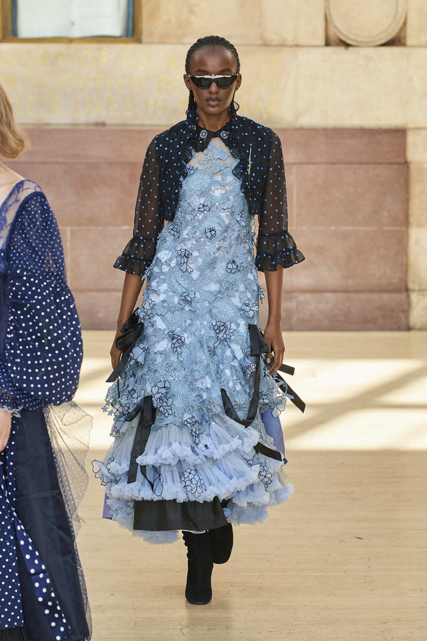 تحية للملكة ورسائل قوّة في عرض Bora Aksu ضمن أسبوع الموضة اللندني