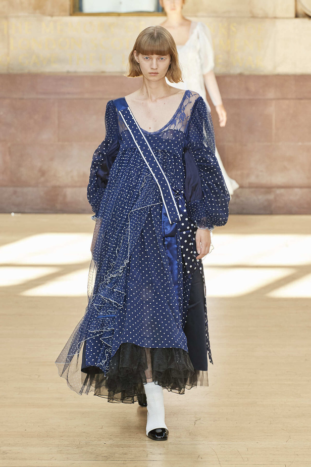 تحية للملكة ورسائل قوّة في عرض Bora Aksu ضمن أسبوع الموضة اللندني