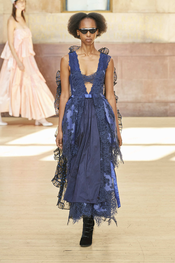 تحية للملكة ورسائل قوّة في عرض Bora Aksu ضمن أسبوع الموضة اللندني