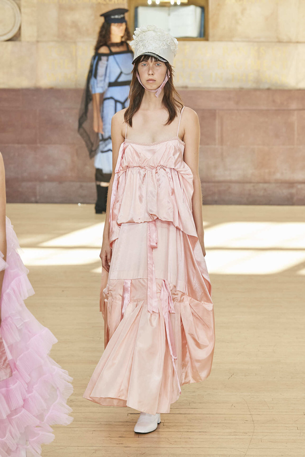 تحية للملكة ورسائل قوّة في عرض Bora Aksu ضمن أسبوع الموضة اللندني