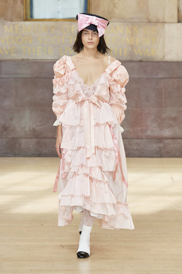 تحية للملكة ورسائل قوّة في عرض Bora Aksu ضمن أسبوع الموضة اللندني