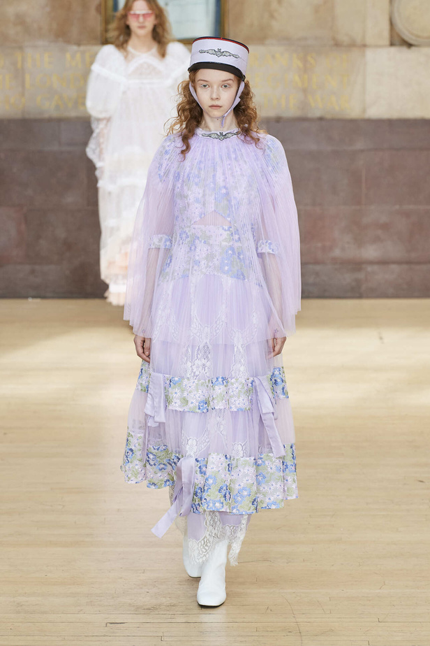 تحية للملكة ورسائل قوّة في عرض Bora Aksu ضمن أسبوع الموضة اللندني