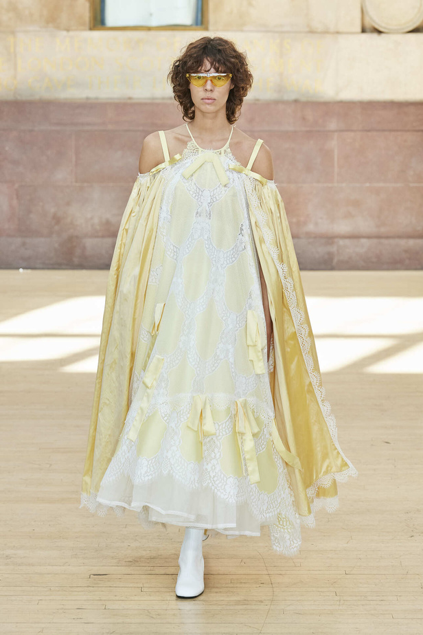 تحية للملكة ورسائل قوّة في عرض Bora Aksu ضمن أسبوع الموضة اللندني