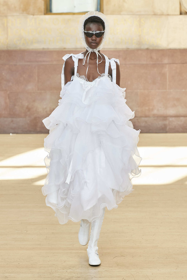 تحية للملكة ورسائل قوّة في عرض Bora Aksu ضمن أسبوع الموضة اللندني