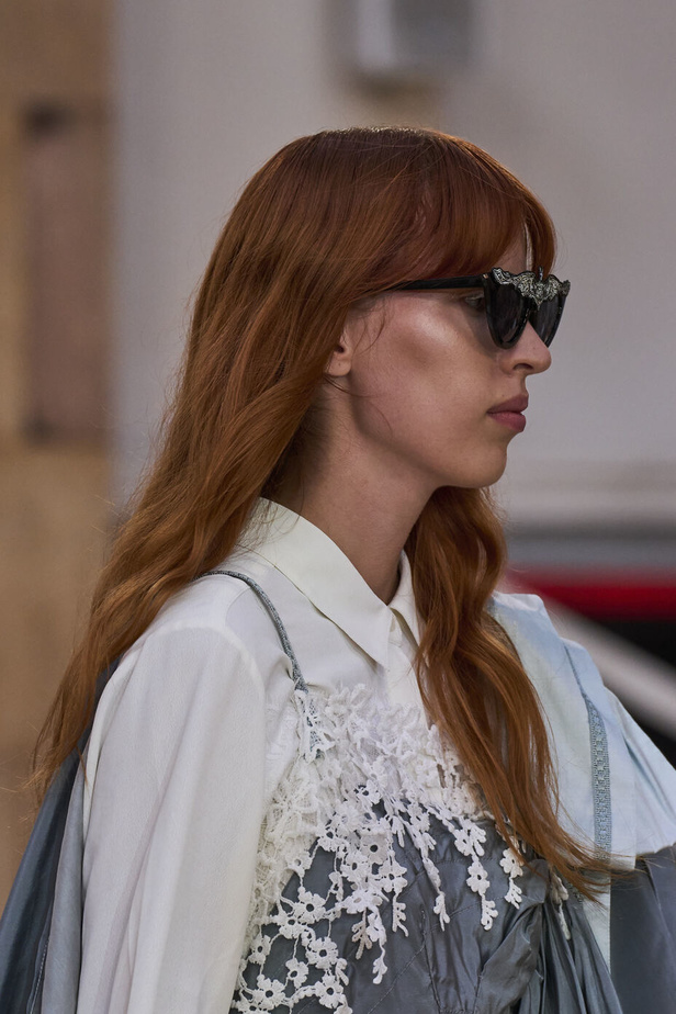 تحية للملكة ورسائل قوّة في عرض Bora Aksu ضمن أسبوع الموضة اللندني