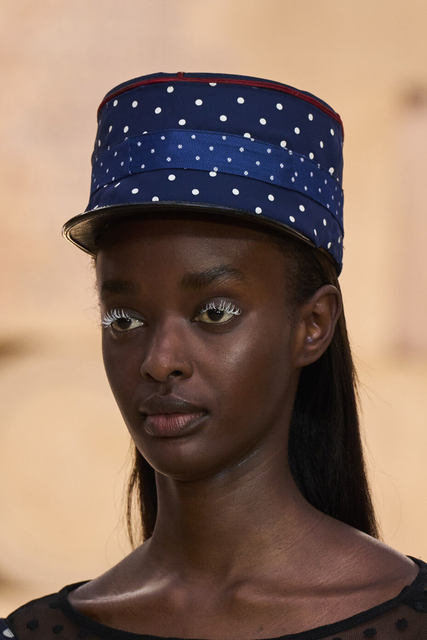 تحية للملكة ورسائل قوّة في عرض Bora Aksu ضمن أسبوع الموضة اللندني