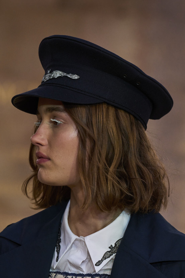 تحية للملكة ورسائل قوّة في عرض Bora Aksu ضمن أسبوع الموضة اللندني