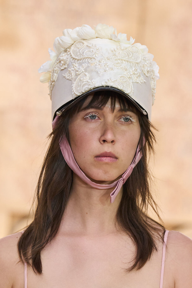 تحية للملكة ورسائل قوّة في عرض Bora Aksu ضمن أسبوع الموضة اللندني