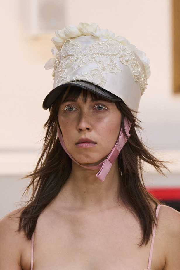 تحية للملكة ورسائل قوّة في عرض Bora Aksu ضمن أسبوع الموضة اللندني