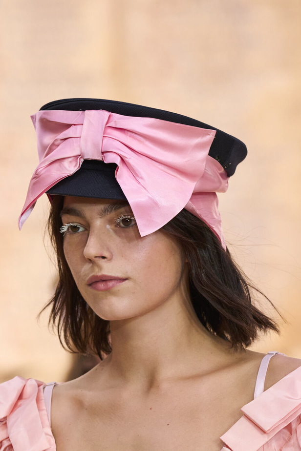 تحية للملكة ورسائل قوّة في عرض Bora Aksu ضمن أسبوع الموضة اللندني