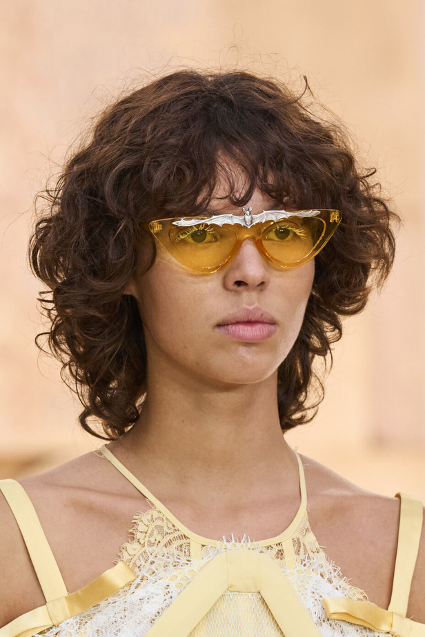 تحية للملكة ورسائل قوّة في عرض Bora Aksu ضمن أسبوع الموضة اللندني