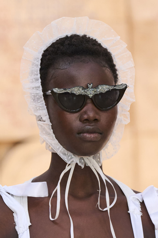 تحية للملكة ورسائل قوّة في عرض Bora Aksu ضمن أسبوع الموضة اللندني