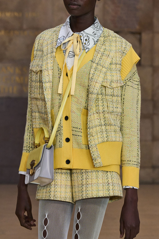 تحية للملكة ورسائل قوّة في عرض Bora Aksu ضمن أسبوع الموضة اللندني