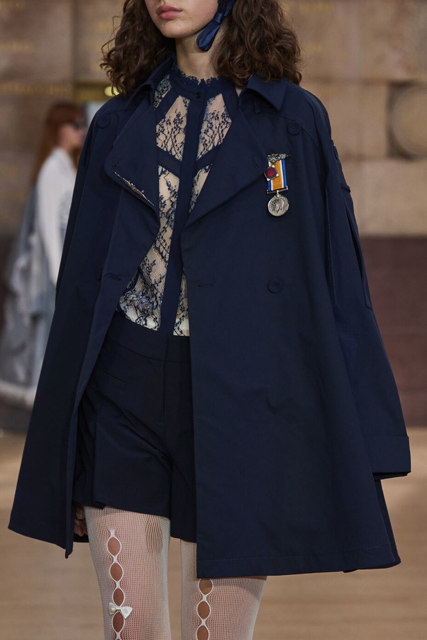 تحية للملكة ورسائل قوّة في عرض Bora Aksu ضمن أسبوع الموضة اللندني