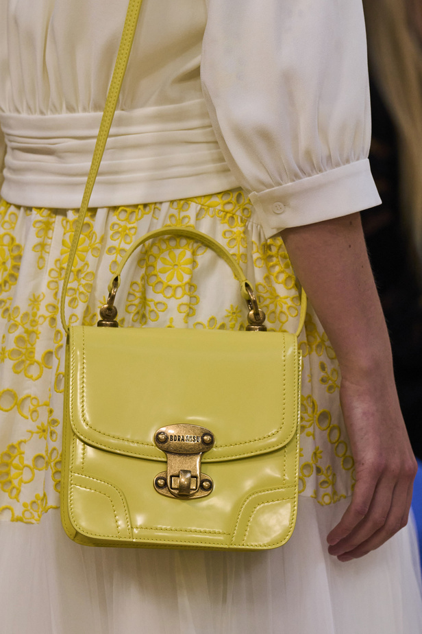 تحية للملكة ورسائل قوّة في عرض Bora Aksu ضمن أسبوع الموضة اللندني