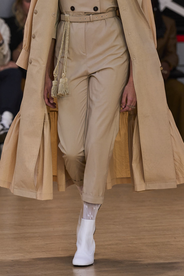 تحية للملكة ورسائل قوّة في عرض Bora Aksu ضمن أسبوع الموضة اللندني