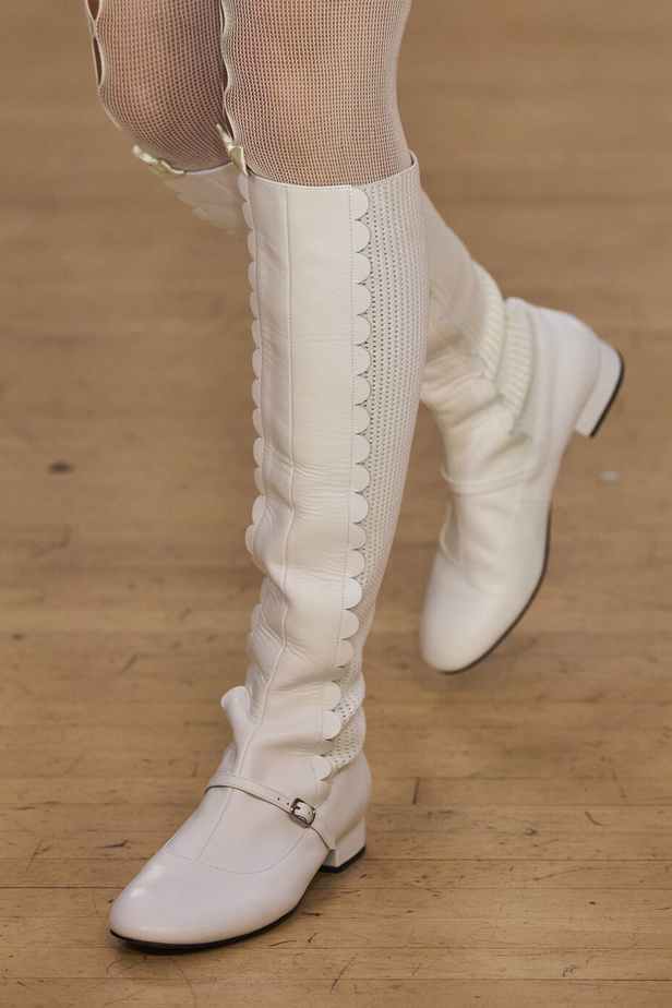 تحية للملكة ورسائل قوّة في عرض Bora Aksu ضمن أسبوع الموضة اللندني