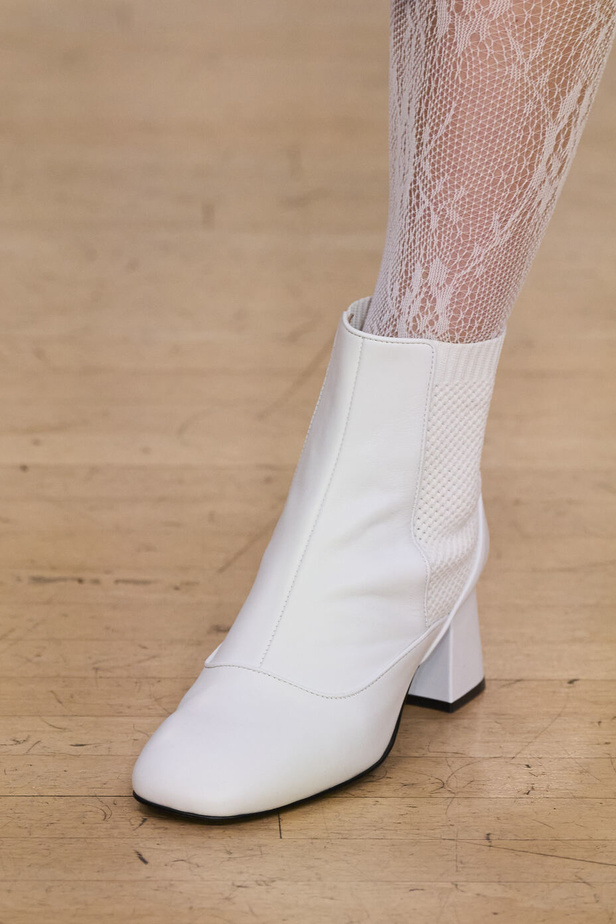 تحية للملكة ورسائل قوّة في عرض Bora Aksu ضمن أسبوع الموضة اللندني