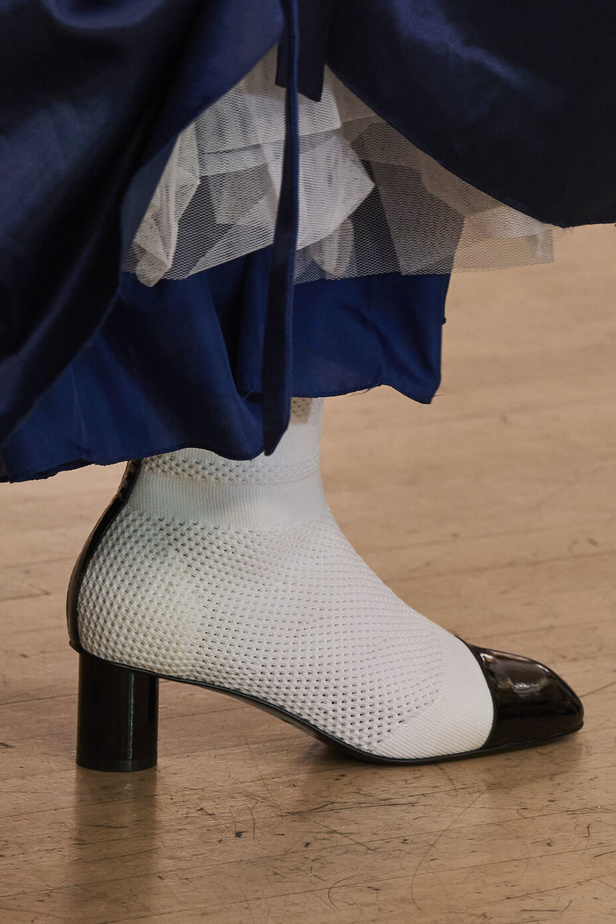 تحية للملكة ورسائل قوّة في عرض Bora Aksu ضمن أسبوع الموضة اللندني