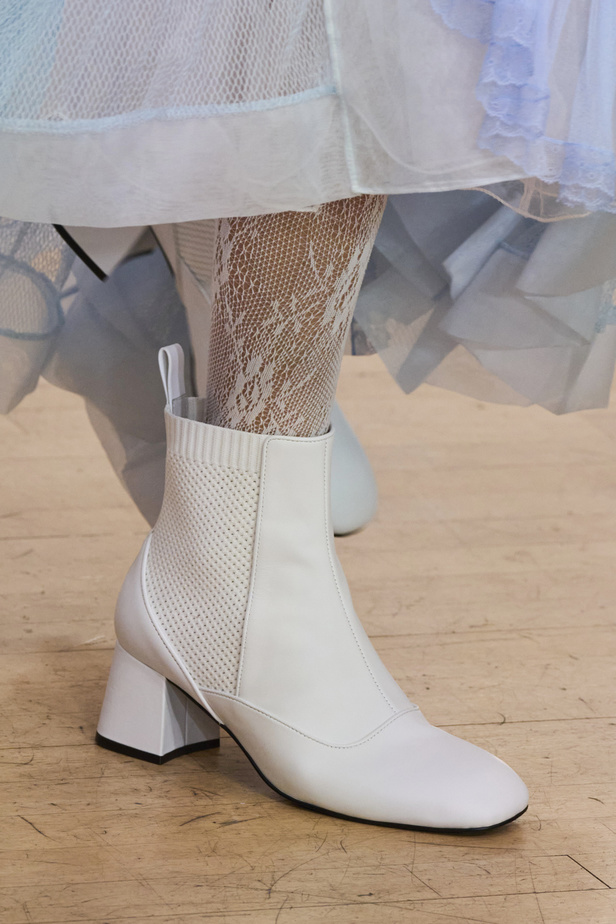 تحية للملكة ورسائل قوّة في عرض Bora Aksu ضمن أسبوع الموضة اللندني