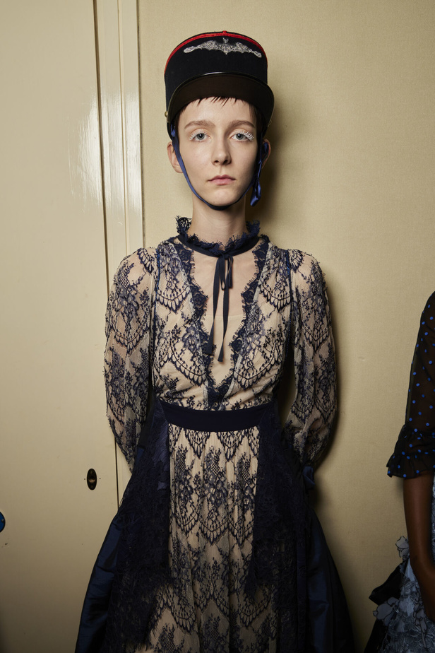 تحية للملكة ورسائل قوّة في عرض Bora Aksu ضمن أسبوع الموضة اللندني