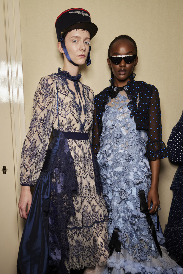 تحية للملكة ورسائل قوّة في عرض Bora Aksu ضمن أسبوع الموضة اللندني