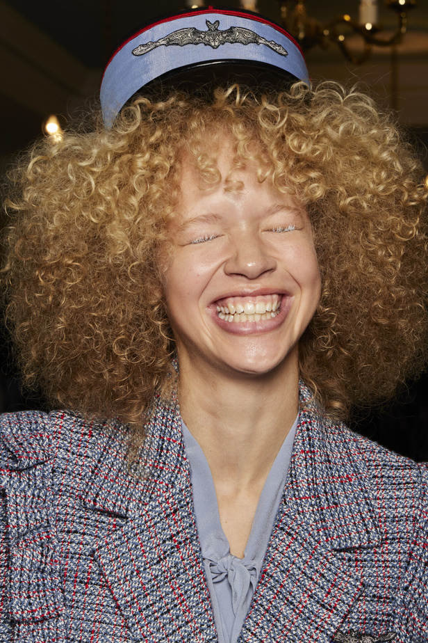 تحية للملكة ورسائل قوّة في عرض Bora Aksu ضمن أسبوع الموضة اللندني