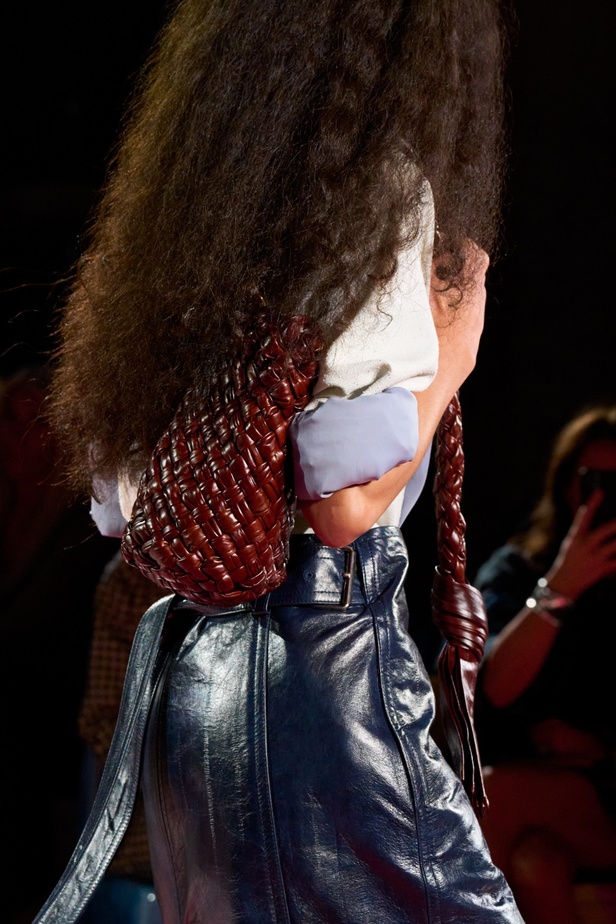 مجموعة Bottega Veneta لربيع وصيف 2023: تصاميم تجمع بين الأناقة والعملية