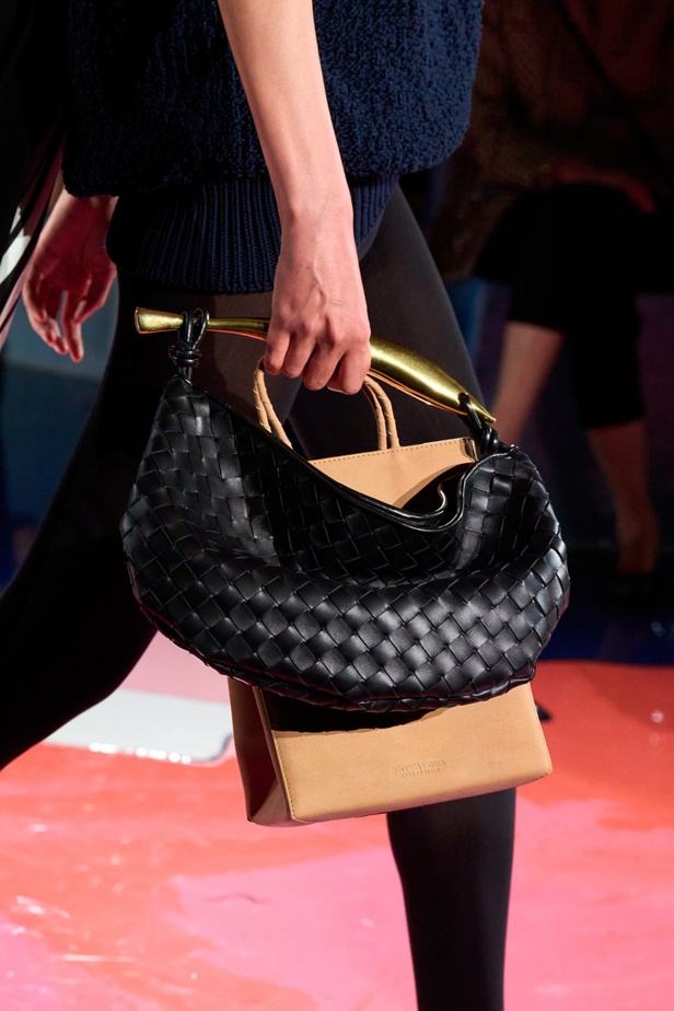 مجموعة Bottega Veneta لربيع وصيف 2023: تصاميم تجمع بين الأناقة والعملية