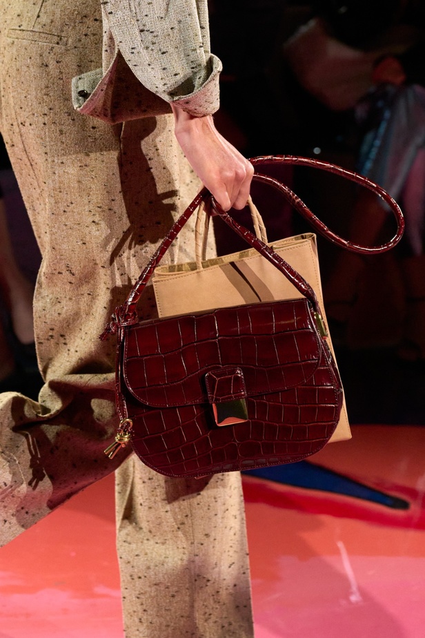 مجموعة Bottega Veneta لربيع وصيف 2023: تصاميم تجمع بين الأناقة والعملية