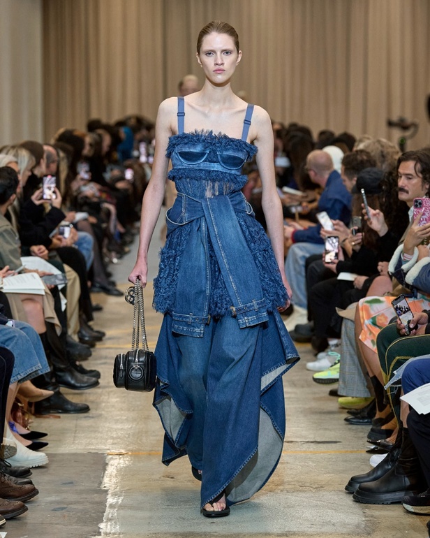 مجموعة Burberry لربيع 2023 أناقة صيفية بلمسة بريطانية 